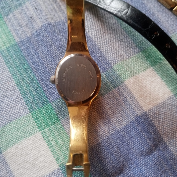 Lot of ladies wrist, bracelet watches (4) 1 of 1 posting - Picture 10 of 13